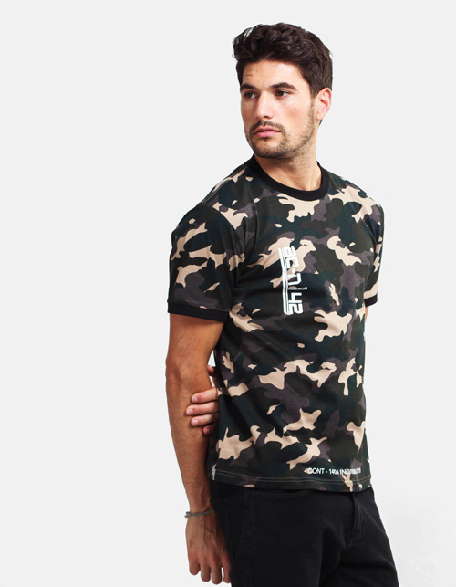 T-shirt à motif camouflage 42